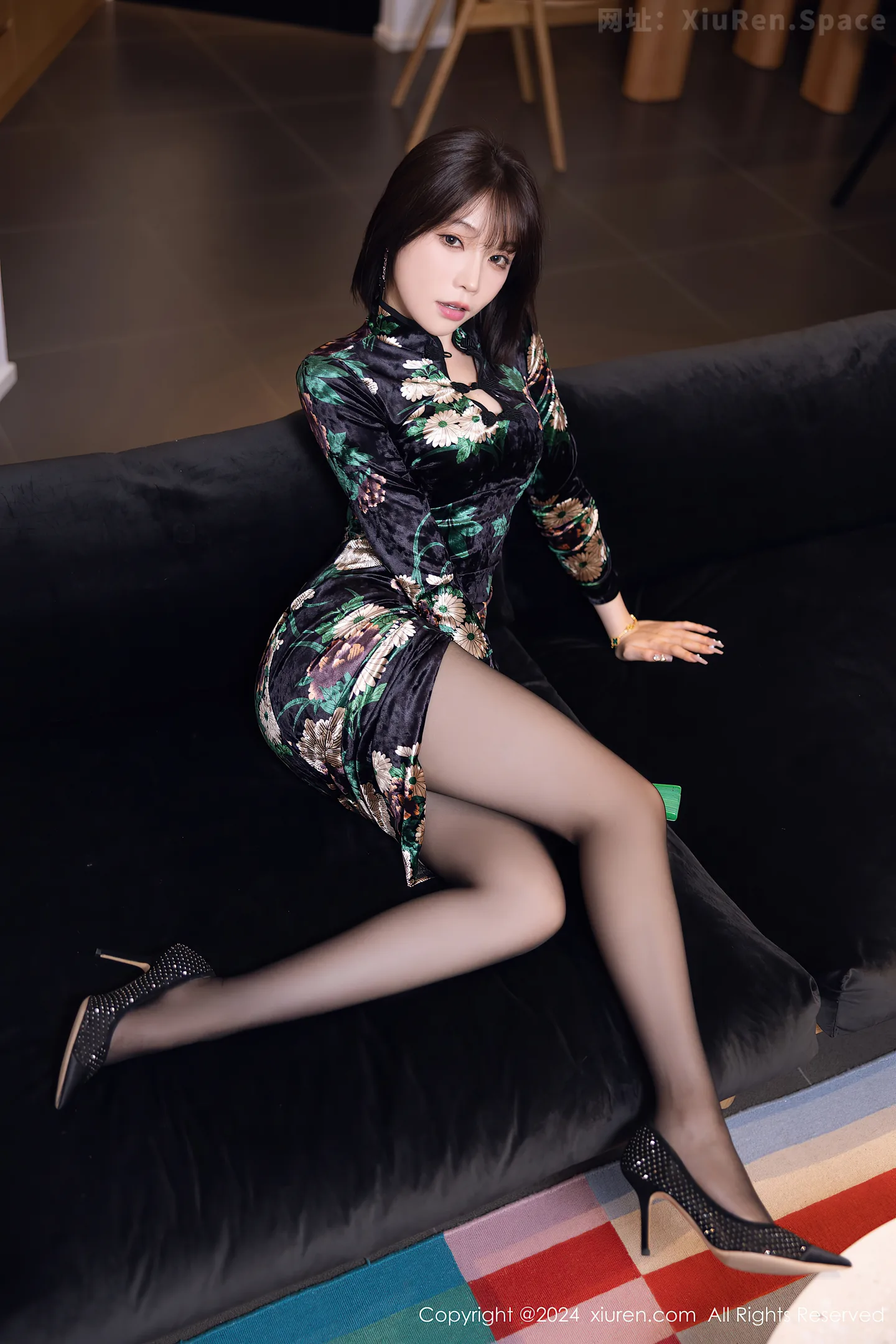 图片[6]-[XiuRen秀人网]VOL.8876 女神徐莉芝Booty性感深色图案旗袍配超薄黑丝秀曼妙身姿诱惑写真88P-秀人网官方网站